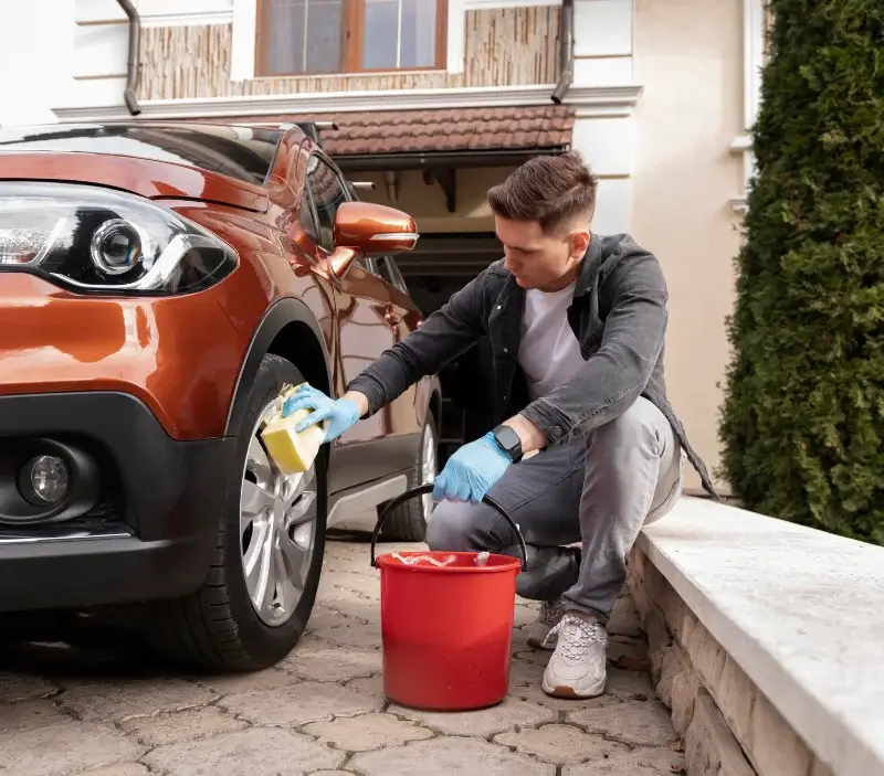 Lavage auto à domicile Sanary-sur-Mer : professionnel intervenant sur un véhicule